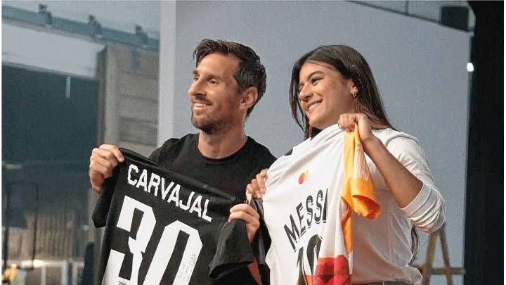 Orgullo local: Messi recibió una prenda diseñada por un chajariense