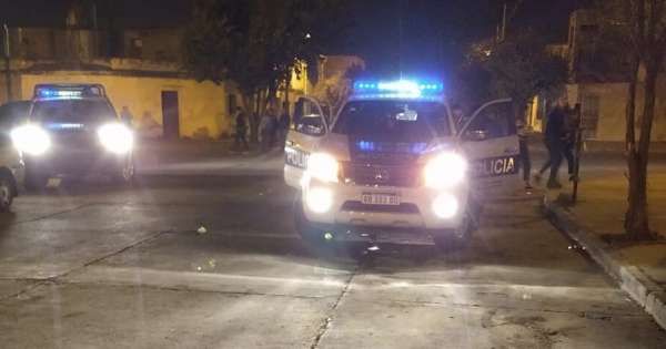 Policía salió a ayudar a una vecina y terminó agredido por tres delincuentes en Orán