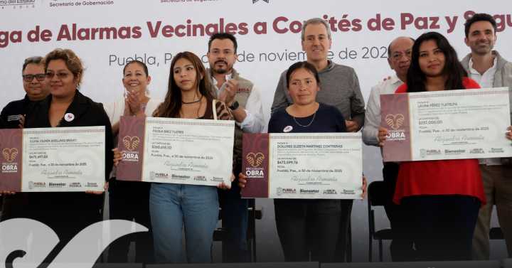 Entregan alarmas vecinales en Loma Bella; funcionarios fustigan al PAN