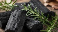 Romero y carbón: para qué sirve mezclarlos y qué beneficios tiene