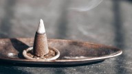 El truco casero para hacer tus propios sahumerios: perfuman tu hogar y ahuyentan a los mosquitos