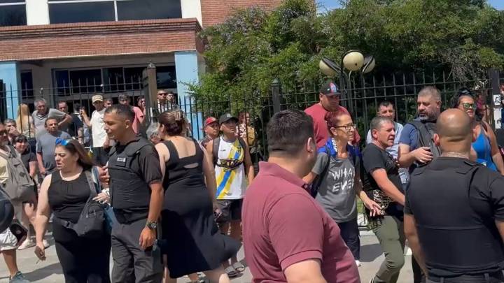 Sillazos, corridas y heridos en la jura de concejales de José C. Paz