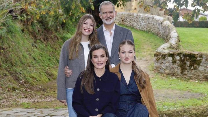 Los Reyes felicitan la Navidad con una foto junto a sus hijas en un entorno rural