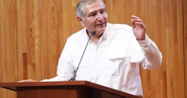 Entre 1.9 y 4.6 mdp costó a Adán Augusto regalar libro de AMLO