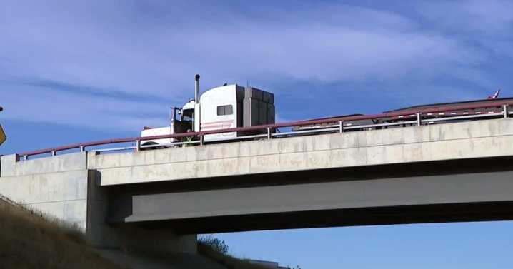 Stalled semi hauling windmill components shuts down lane on E