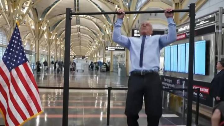 Robert Kennedy acepta un reto y hace 20 dominadas a sus 71 años para promocionar el ejercicio físico