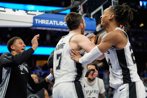 Kornet bloquea la bandeja de último segundo de Wagner y Spurs vencen 114