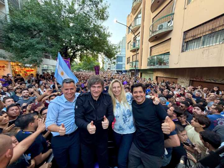 Gritos, saludos y abrazos: Javier Milei viajó a Córdoba para encabezar el «Tour de la Gratitud»