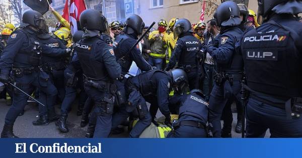 Dos detenidos y diez heridos en una protesta de bomberos forestales en Madrid