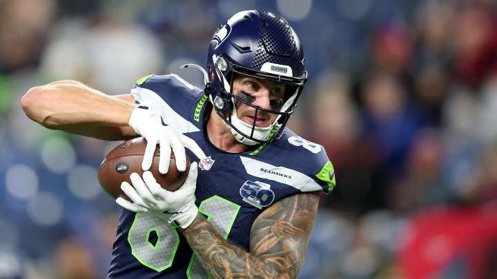 Seahawks activate TE Eric Saubert, sign him to one