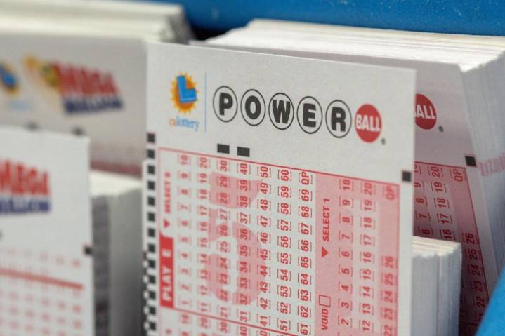 Powerball jackpot hits $1 billion after no Wednesday winner