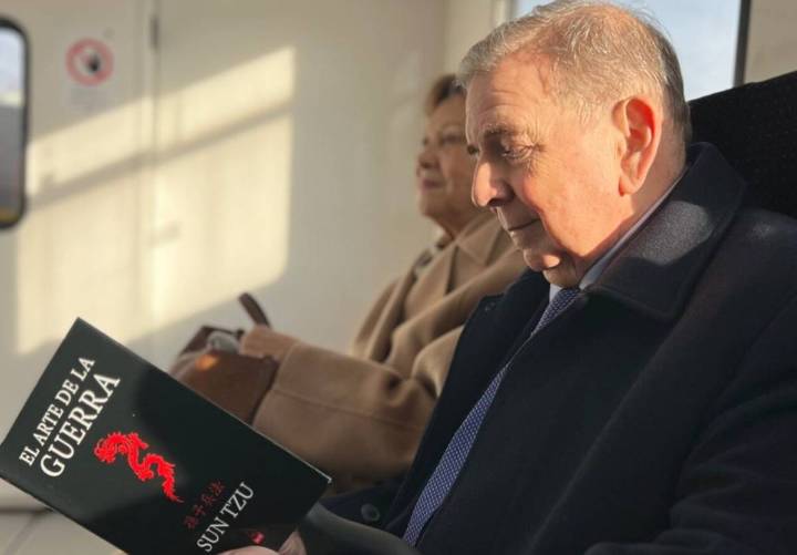 González Urrutia llega a Oslo para estar con Machado en la entrega del Nobel