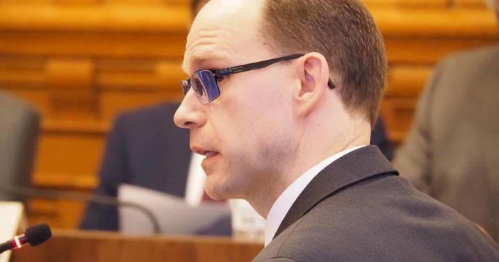 Indiana awmakers move to phase out health-specific retirement benefit