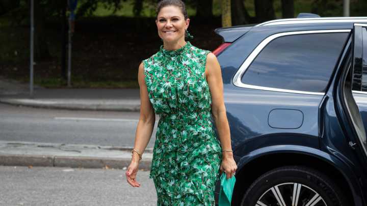 Victoria de Suecia apuesta por el look navideño más calentito y fashion que debes lucir a los 50