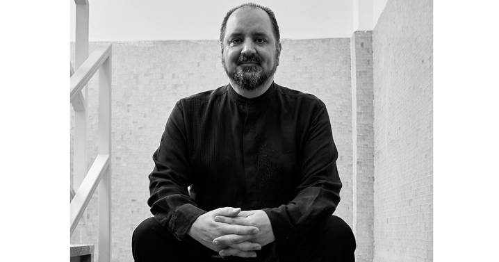 Enrico Chapela mantiene su vena rockera en estreno