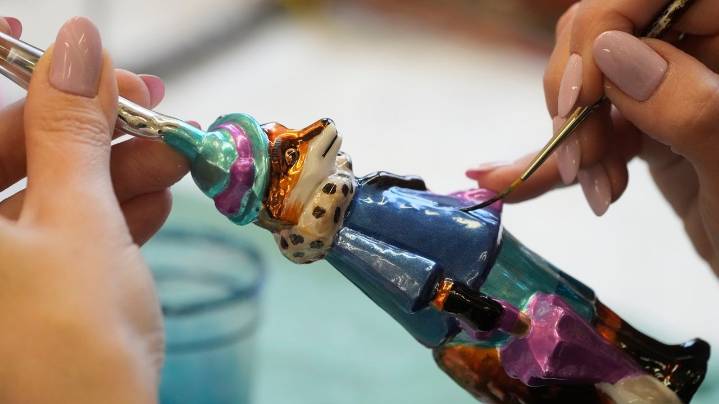 The Polish 'magicians of glass' who create Christmas baubles for clients worldwide