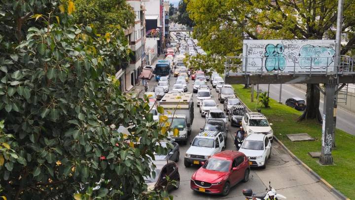 Las fotografías de la impresionante congestión vehicular sobre la Calle 5 por bloqueo de propietarios de bares y restaurantes
