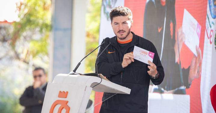 Samuel García impulsa el bienestar con la entrega de tarjetas del programa “Ayudamos a las Mujeres” en Nuevo León