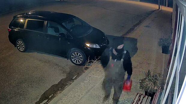 RCMP ask for help identifying person caught on video near suspicious fire in Fox Valley, Sask.