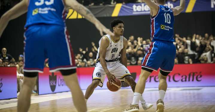 Xavier Castañeda, un poco de aire con Bosnia: "Me siento genial con esta camiseta"