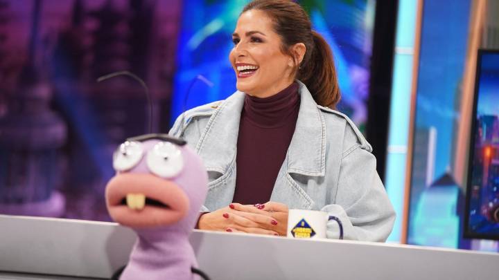 Nuria Roca confirma el mix más elegante y cómodo de la temporada con su chaqueta denim oversize y pantalones efecto piel