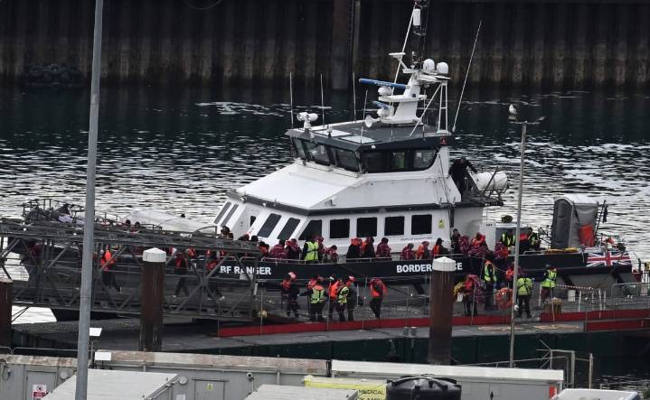 Reino Unido planea deportar indocumentados a Macedonia del Norte, según diario The Times