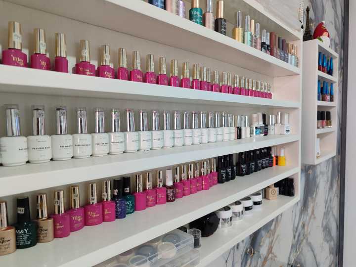 Manicuristas colman agenda por la fiebre estética decembrina