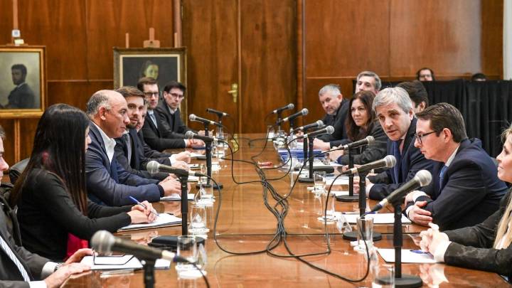 Argentina afirma que está "más cerca" de volver al mercado internacional de deuda