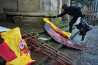 El botín de los cachorros de Otegi contra España: dos banderas, una cruz, la placa de una calle y el cuerno del último toro de Osborne
