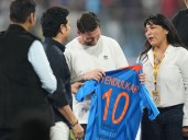 Messi sigue de gira por India: encuentro con el "Dios del criquet", el pedido frustrado de un "free kick" y el juego con De Paul y Suárez