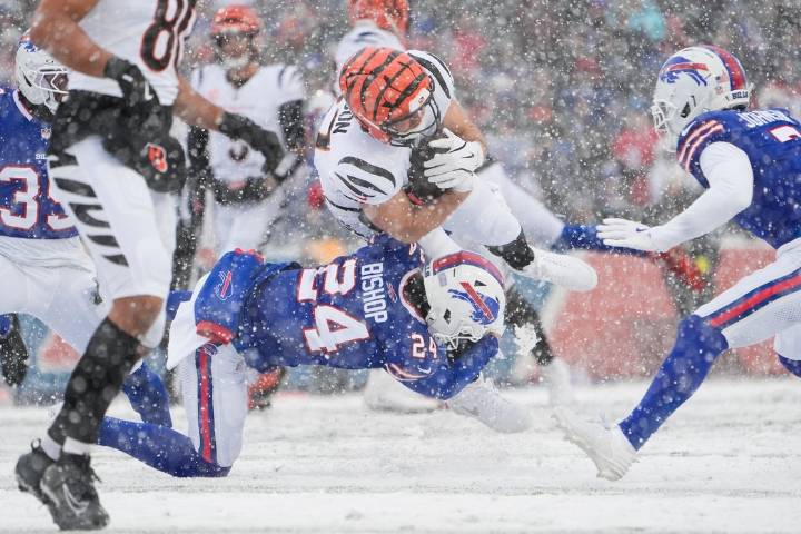 Deadspin | Bengals melt down in snow as Bills rally for 39-34 win