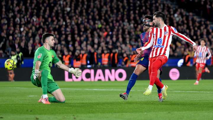 Baena adelantó al Atlético en el Camp Nou después de que el VAR corrigiese a De Burgos Bengoetxea