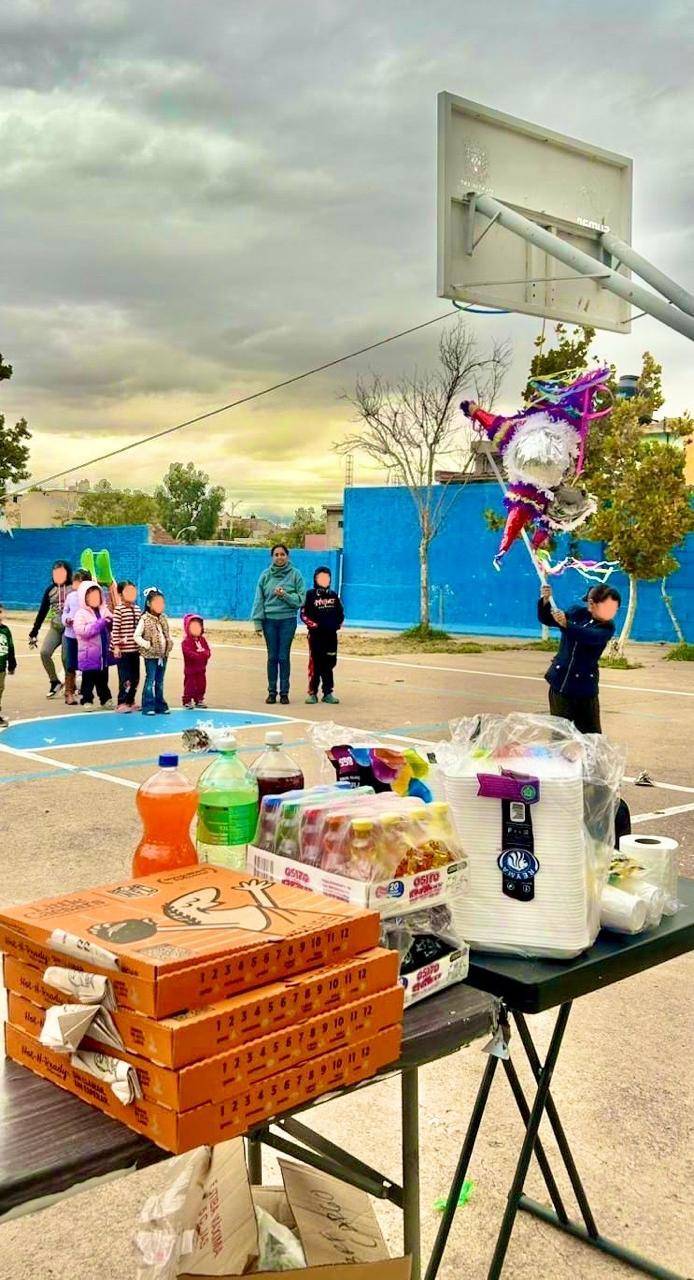 Regala Carla Rivas tamales a vecinos de la Mármol