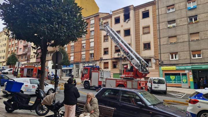 Giro en el dramático incendio de Oviedo que hirió a una madre cuando bañaba a su bebé: hallan una plantación de marihuana en un piso colindante