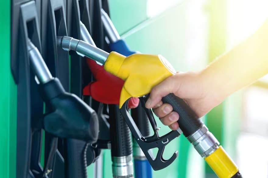 Por qué la nafta sube más que la inflación, pero el petróleo baja