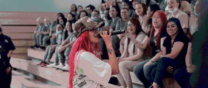 Karol G sorprende con donación millonaria a fundación de mujeres.