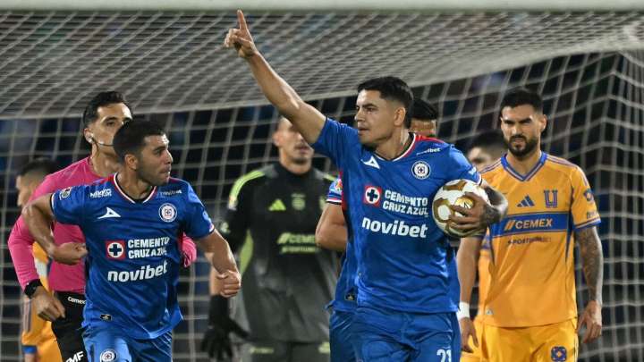 Cruz Azul empata con Tigres con todo y polémica