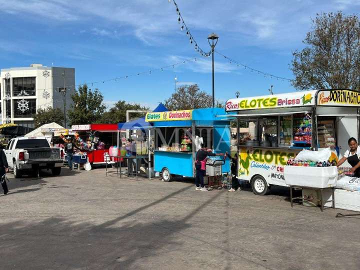 Se preparan comerciantes para encendido del árbol en Plaza del Ángel