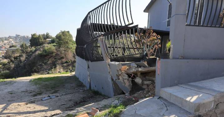 Se rehúsan vecinos de calle Eridano a irse tras deslizamiento