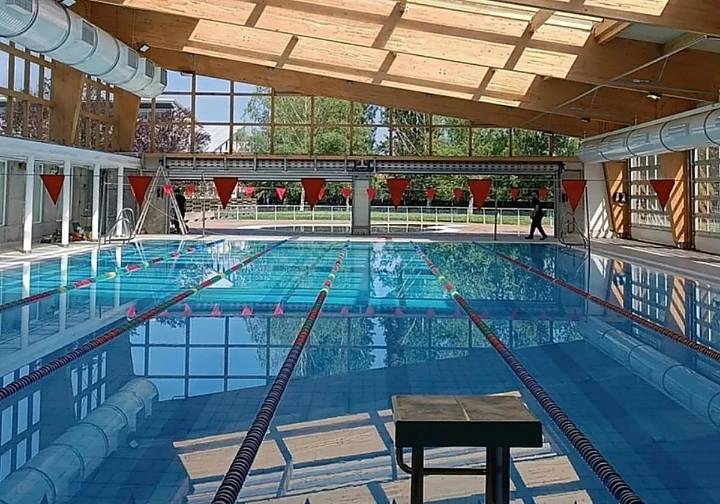 La cubierta de la piscina de Fanderia incumple la normativa de Costas