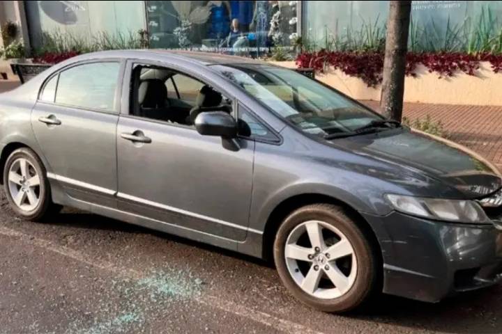 Fue a la iglesia y se olvidó a su hijo dentro del auto: vecinos rompieron ventanilla para rescatarlo