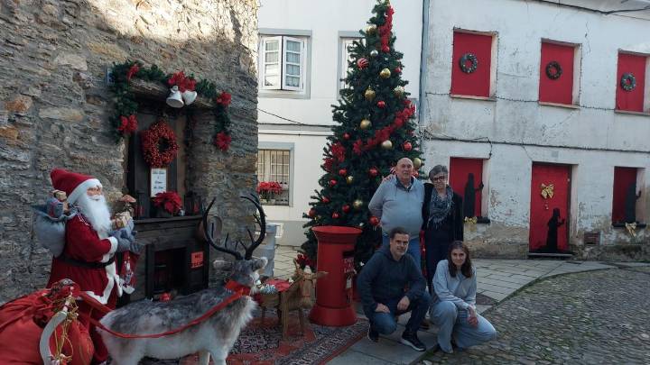 Los Amigos del Árbol han convertido el centro de Castropol en un auténtico cuento navideño
