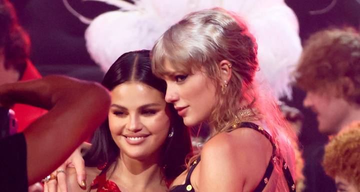Taylor Swift Joined by BFF Selena Gomez & More at Chiefs Game In Kansas City | Football, Kansas City Chiefs, Lena Dunham, Leonardo DiCaprio, Selena Gomez, Sports, Taylor Swift | Celebrity News and Gos