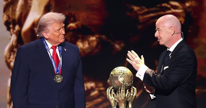 Donald Trump recibió el primer “Premio FIFA de la Paz” durante el Sorteo del Mundial 2026 y habló sobre su relación con México y Canadá