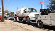 Pipa de gas se vuelca en Hermosillo y causa congestión vial
