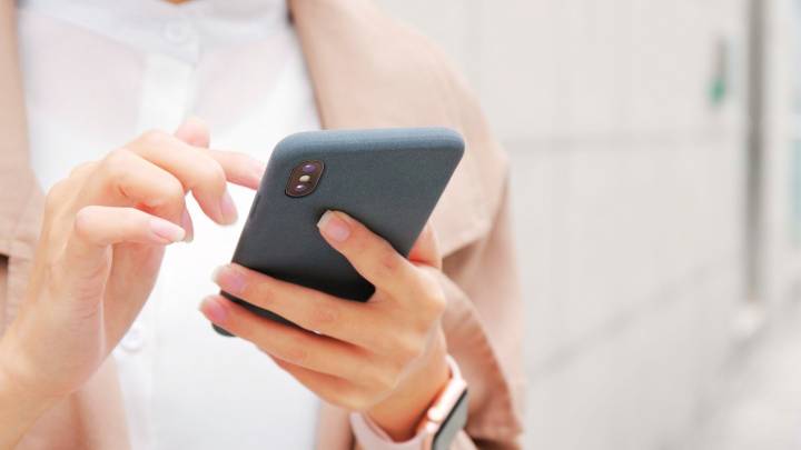 Qué significa revisar el teléfono cada 5 minutos: la psicología revela la verdadera razón de este comportamiento