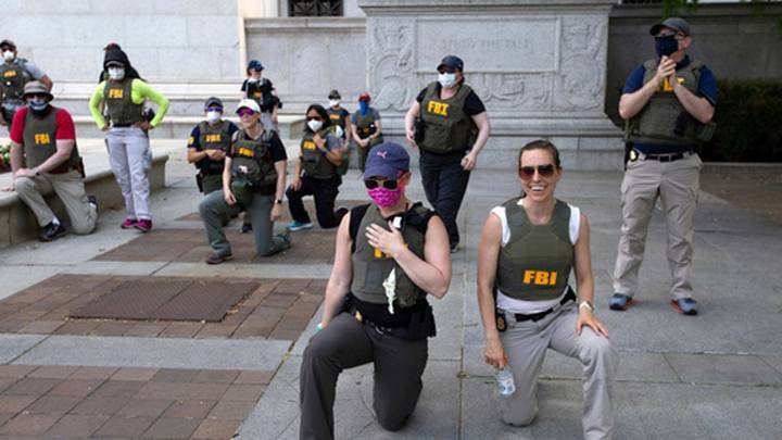 Agentes del FBI despedidos por arrodillarse demandan para recuperar sus empleos