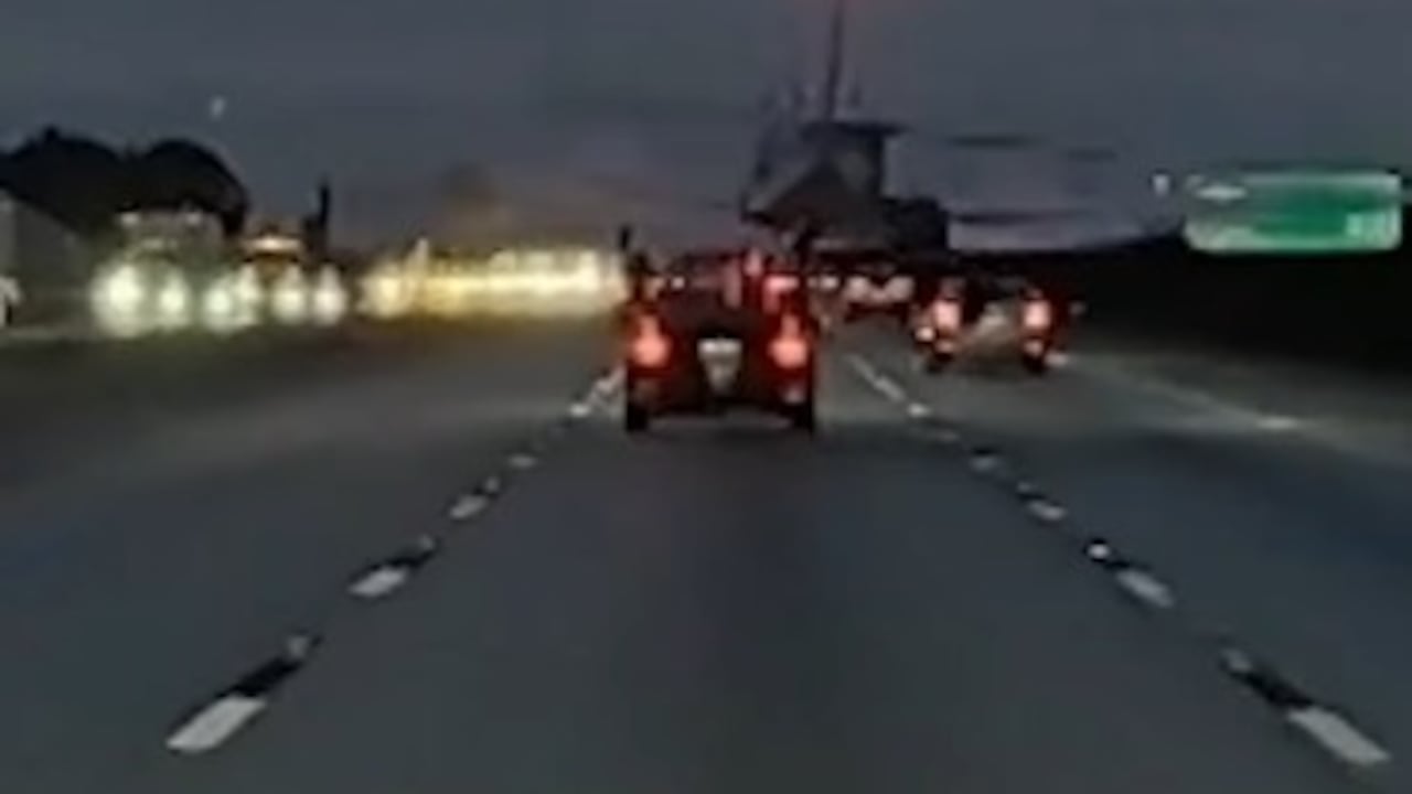 Capturan el momento exacto en el que una avioneta cae sobre un carro durante un aterrizaje de emergencia en La Florida