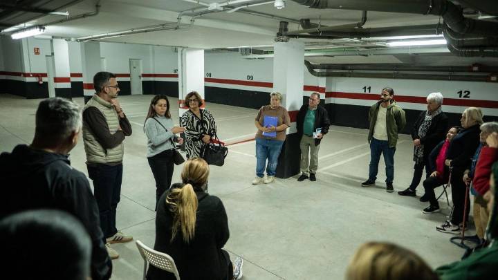 Los vecinos de las 44 ‘casas de papel’ de El Tablero exigen sus garajes