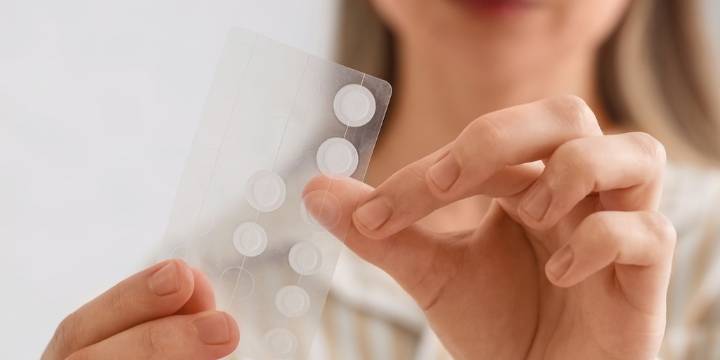 Parches contra granos: cómo actúan, cuáles son sus limitaciones y qué alternativas aconsejan los expertos